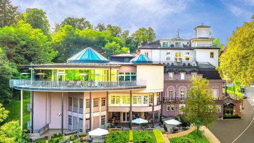 Hotel außenansicht inmitten bäumen