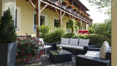 hotel terrasse mit sitzmöglichkeiten