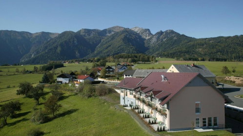 Hotel Außenansicht mitten im Grünen