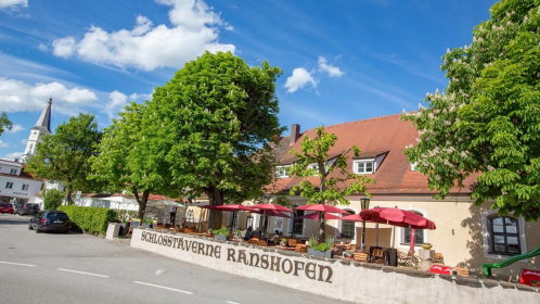 Hotel Gasthof mit Sitzmöglichkeiten im Außenbereich