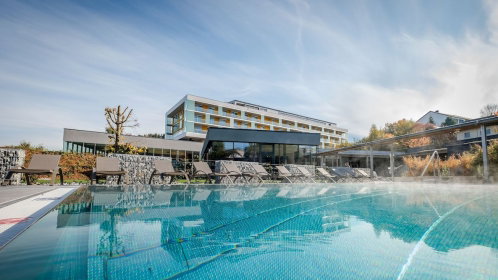 Hotel Außenansicht mit Pool