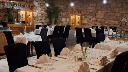 Hotel Restaurant mit Tischen und Stühlen