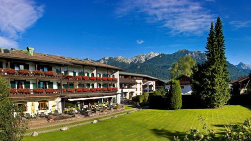 hotel außenansicht mitten im Grünen