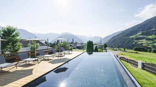 Hotel Außenpool mit Panoramablick