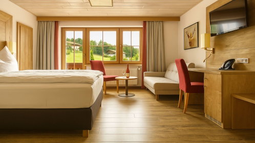Hotel Doppelzimmer mit Doppelbett und gemütliche Sessel und Tisch