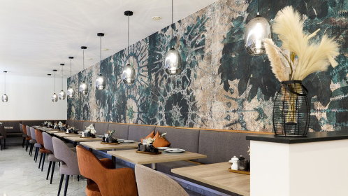 Hotel Restaurant mit Tischen und Stühlen