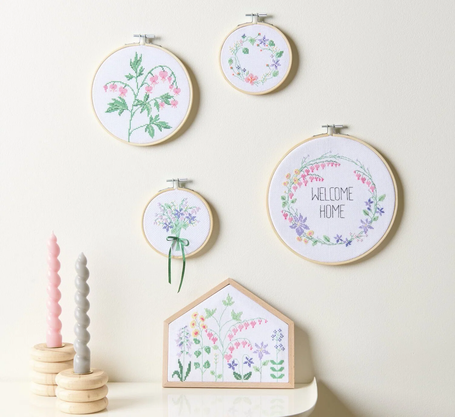 Florale Stickprojekte in Holzrahmen an der Wand