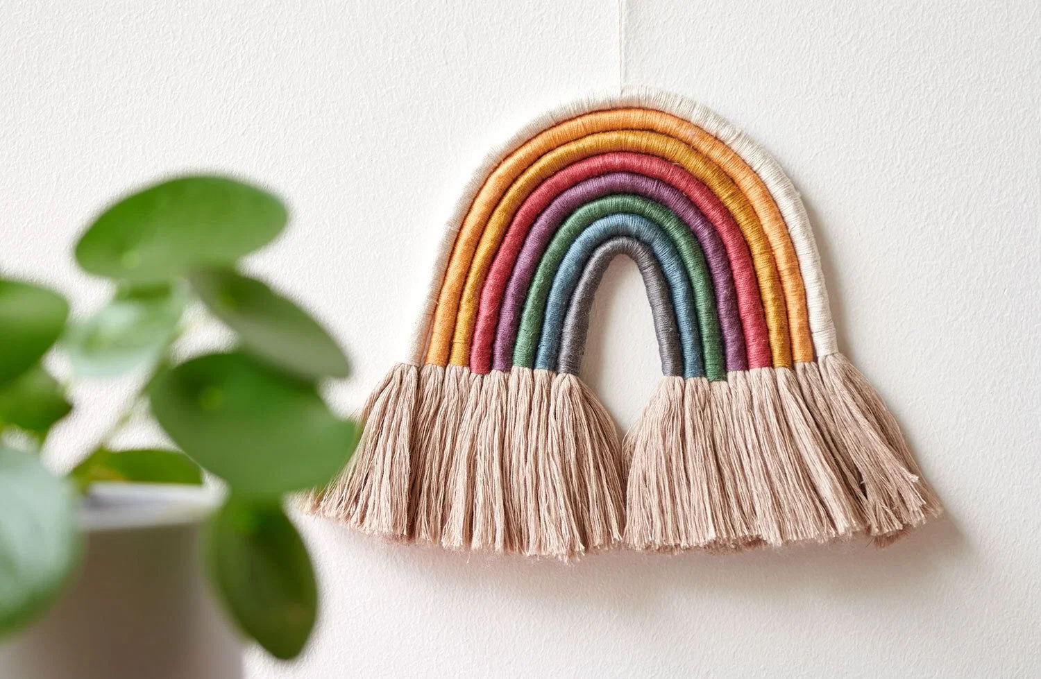 Regenbogen-Wandbehang mit Stickgarn