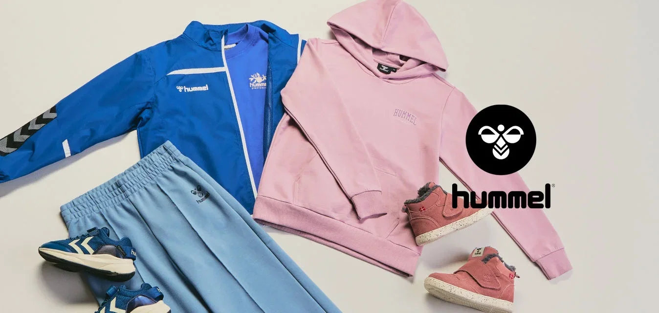 Blauw atletisch trainingspak met jas en broek gecombineerd met bijpassende blauwe sneakers, naast een roze hoodie met roze schoenen, beide plat neergelegd.
