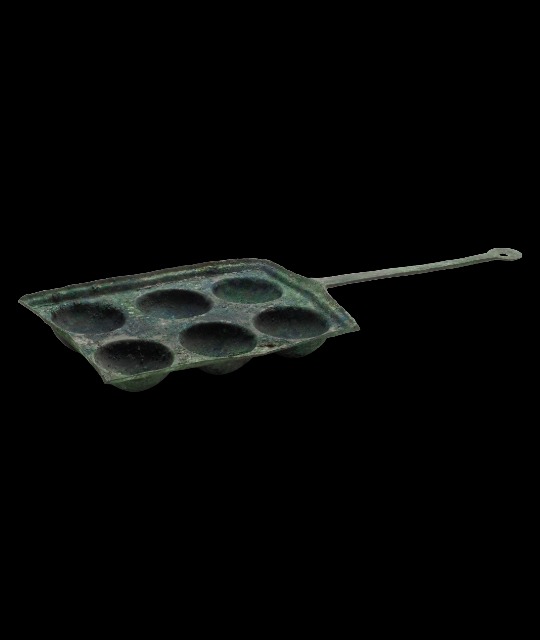 Bronze Roman baking-pan for cakes and bread-rolls.