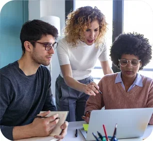image-colleagues-in-discussion-gathered-around-laptop