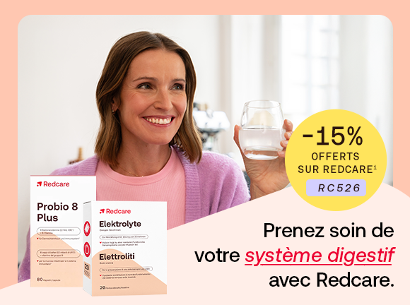 Femme souriante tenant un verre d’eau, avec les produits Redcare Probio 8 Plus et électrolytes. Mention de 15 % de réduction avec le code RC526. Accent sur le bien-être du système digestif et le soutien au quotidien. À découvrir maintenant.