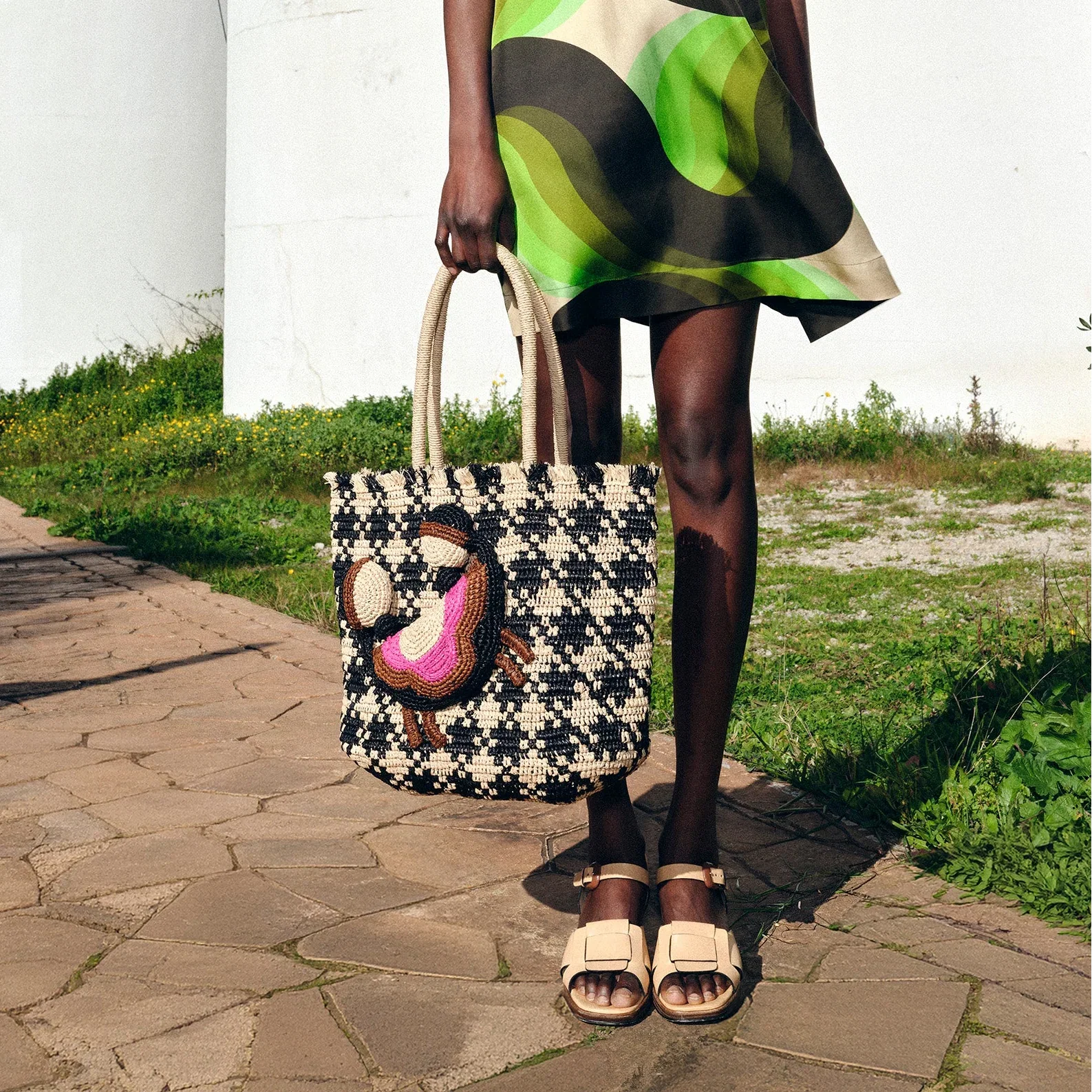 Image of Crab and Houndstooth Raffia Tote Bag - Monochrome