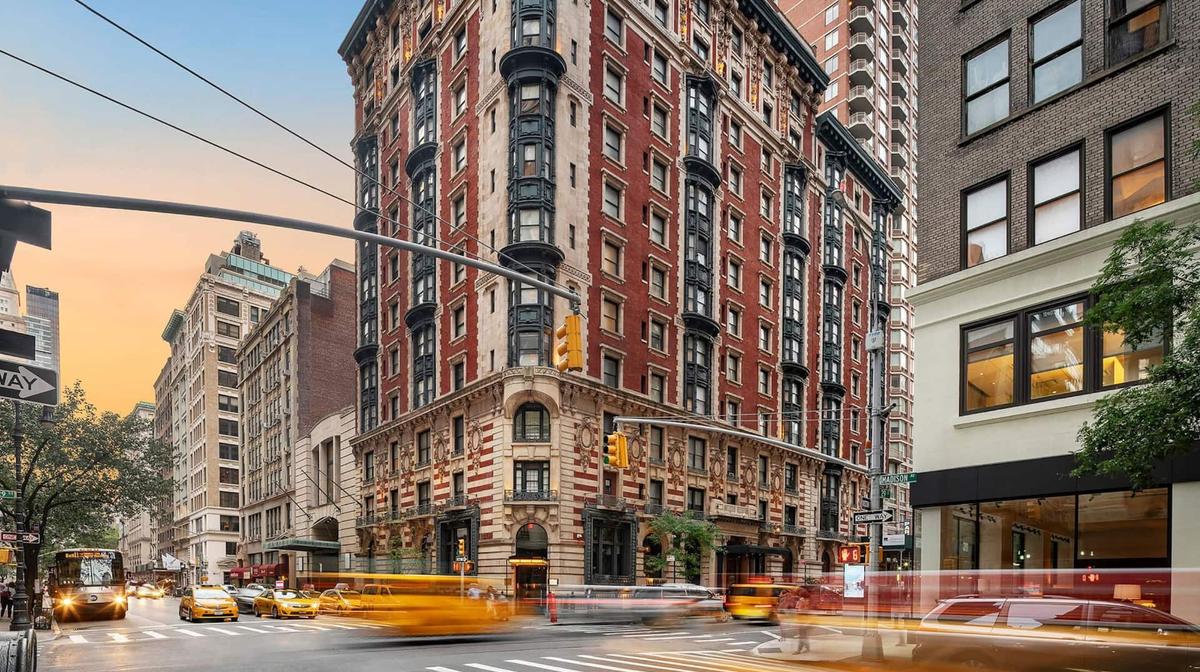 Cosmopolitan New York Escape near Empire State Building with Daily Breakfast & Speakeasy Bar