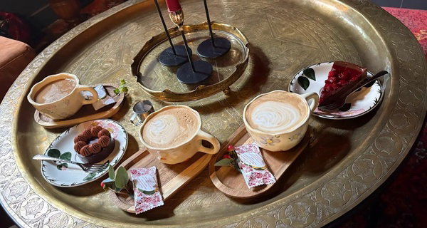 Kaffee & Blütenzauber: 1-2 Heißgetränk und 1-4 Kuchenstücke nach Wahl