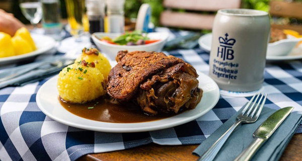 Knusprige bayerische Schweinehaxe inkl. Beilagen für bis zu 4 Personen