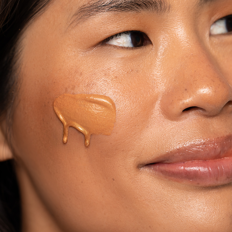 The lightweight serum hydrates and smooths the skin  for up to 24 hours, leaving it soft, comfortable and fresh-looking.