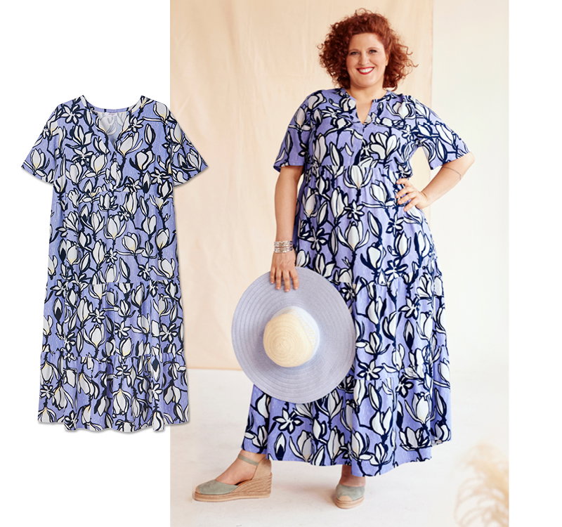Unsere Kundin Tina trägt ein flieder-ecru-bedruckts A-Linien-Kleid mit Volants