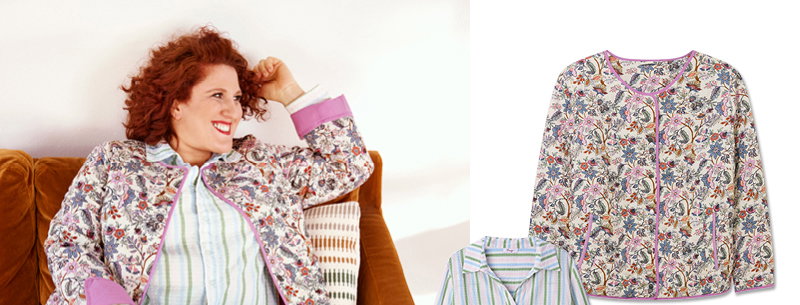 Unsere Kundin Tina trägt eine champagner-tiefblau-gemusterte Steppjacke mit Allover-Blumenmuster, eine weiß-hellrosé-gestreifte Bluse in Seersucker-Qualität und eine Jeans mit durchgehend weitem Bein in der Farbe blue-bleached