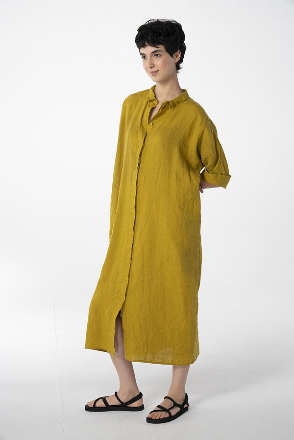 This long dress is both casual and stylish. Made from pure, breathable hemp, it has a loose, straight cut and reaches almost to the ankle. A striking detail is the concealed, full-length button placket with small decorative tabs. It features three-quarter-length batwing sleeves with cuffs and side pockets. A dress that no wardrobe should be without!