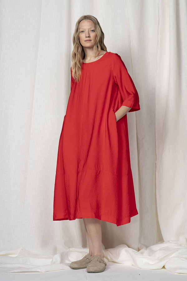 This midi dress, made from fine viscose-twill with a subtle sheen, has a loose, relaxed fit and provides a comfortably cool feel on hot summer days. Curved seams emphasize the barrel silhouette, while the round neckline and fitted shoulders give the dress a feminine character. The design features three-quarter sleeves and side-seam pockets.