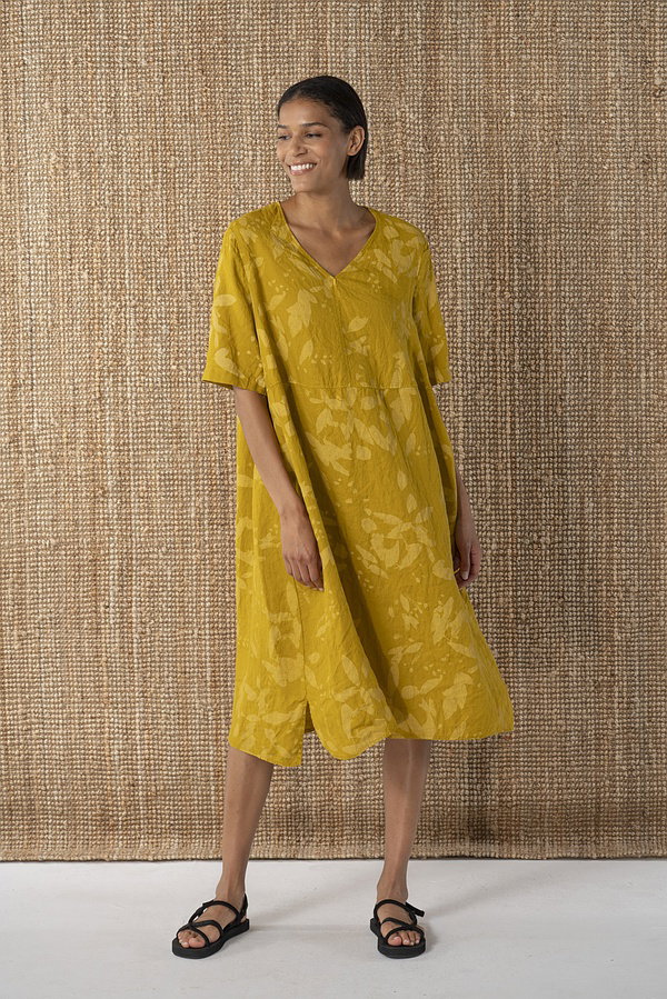 This feminine midi dress, crafted from pure, breathable hemp with a tasteful chalk print, features an A-line silhouette with fitted shoulders. It has short sleeves, a V-neck, and practical pockets integrated into the side seams. A flattering everyday essential for every figure.