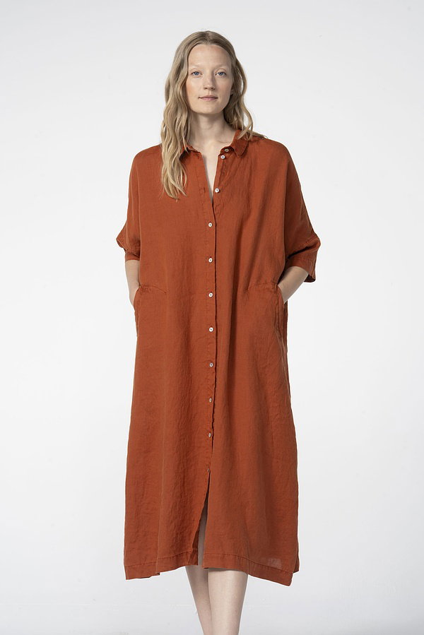 This midi dress made of pure hemp is an absolute must-have for summer. The straight, loose-fitting short-sleeved dress with a small shirt collar and full button placket is perfectly accentuated by the slightly slanted welt pockets. Hemp is a lightweight material with a similar structure and feel to linen.