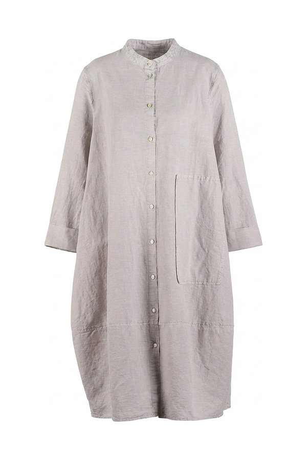 This dress, made from a linen-cotton-lyocell dobby, falls in a softly flared silhouette just above the knee. The versatile design features a small stand-up collar, a full-length button placket, and a hidden side pocket. A standout OSKA detail is the large patch pocket. The long sleeves can be rolled up, and the rounded cross-seams at the hem accentuate the barrel shape.