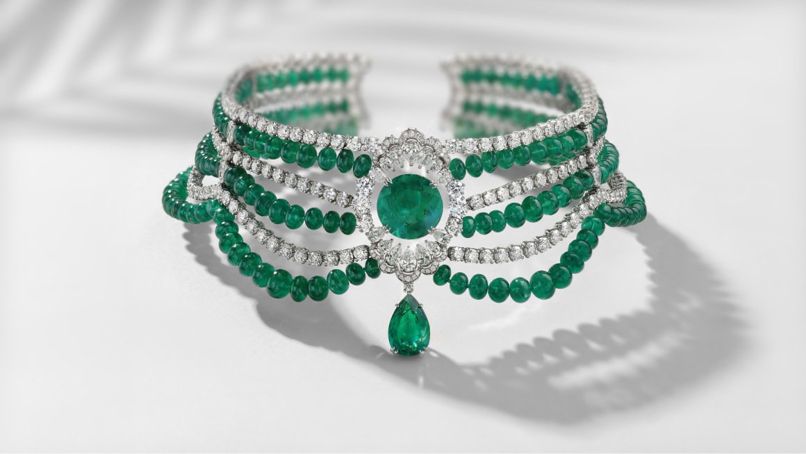 An exceptional choker in Ethical white gold set with emerald-cut emeralds, as well as oval-shaped, pear-shaped and brilliant-cut diamonds.