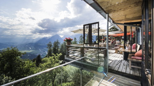 Hotel terrasse mit blick ins grüne