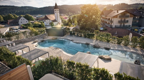 Hotel mit Außenpool mit Dorfblick