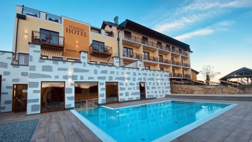 Hotel Außenansicht mit Pool