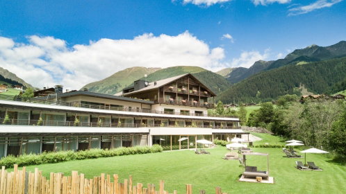 Hotel Außenansicht mit blick in die Berge