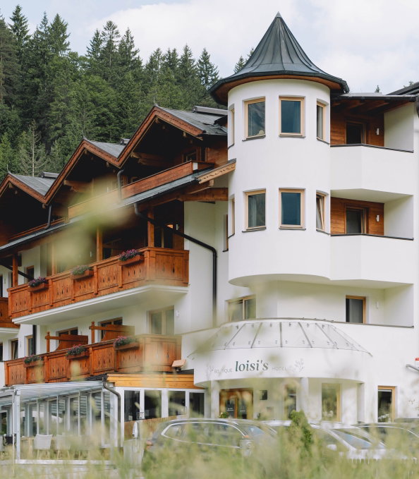 Hotel Außenansicht mitten im Grünen