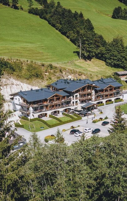 Hotel außenansicht mitten im grünen