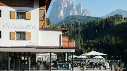 Hotel Außenansicht mit Blick auf die Berge