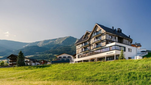 Hotel Außenansicht mitten im Grünen
