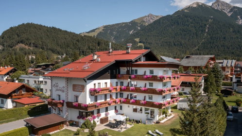 Hotel Außenansicht mit blick in die Berge