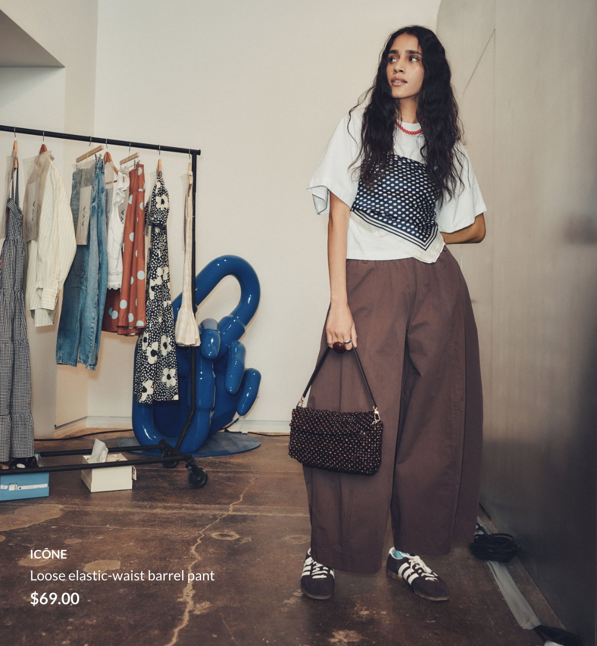 Woman wearing a brown poplin balloon pant with an elastic waist at 69$ abyIcône.