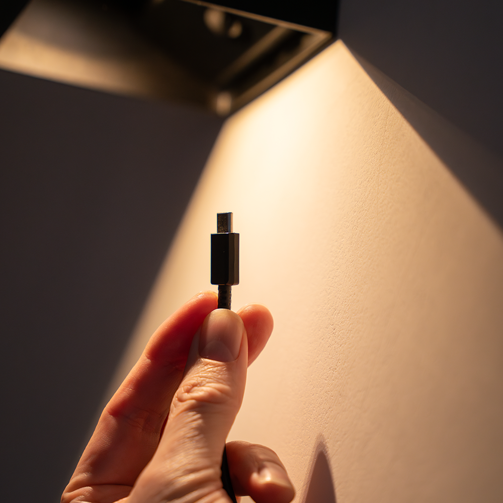 Sturdy wall light with monocrystalline solar panel