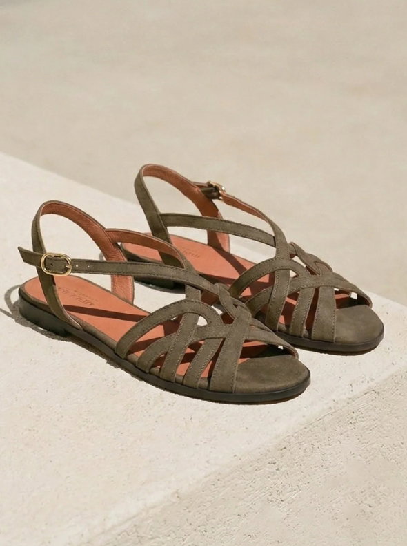 Sandales plates brides cuir daim kaki