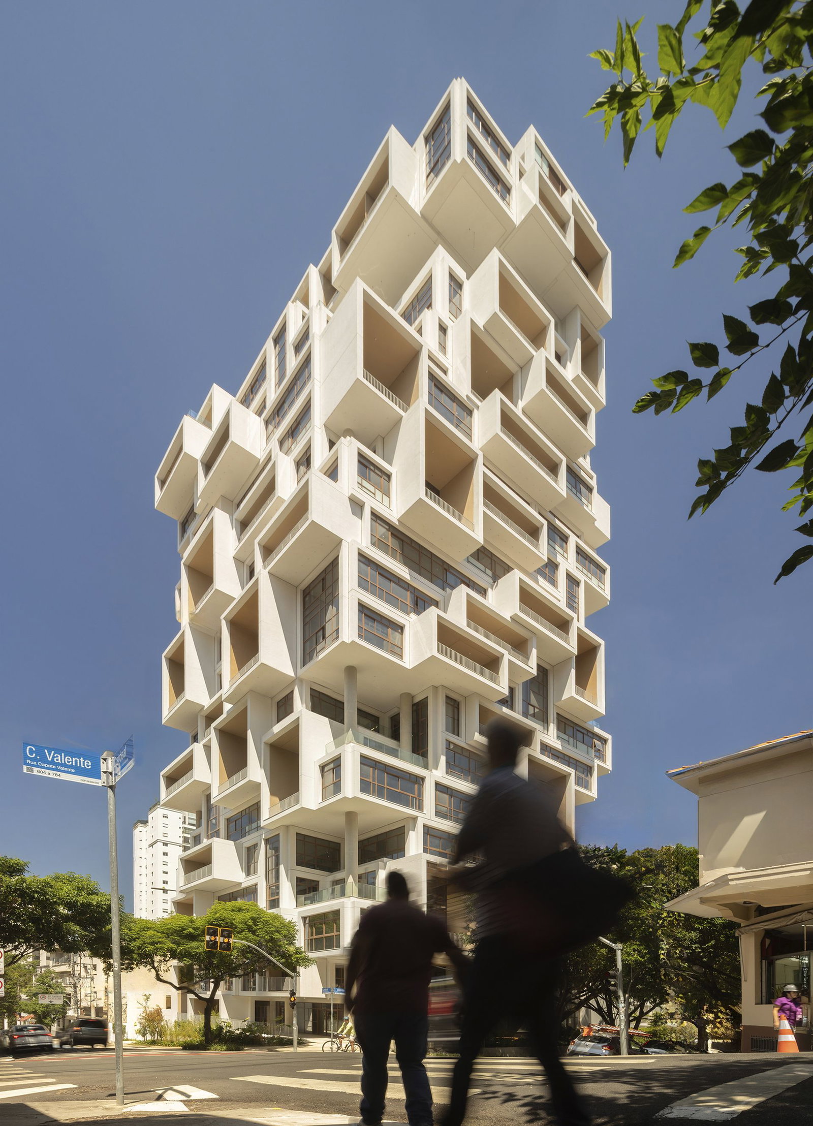 crazy Jenga-like tower in São Paulo