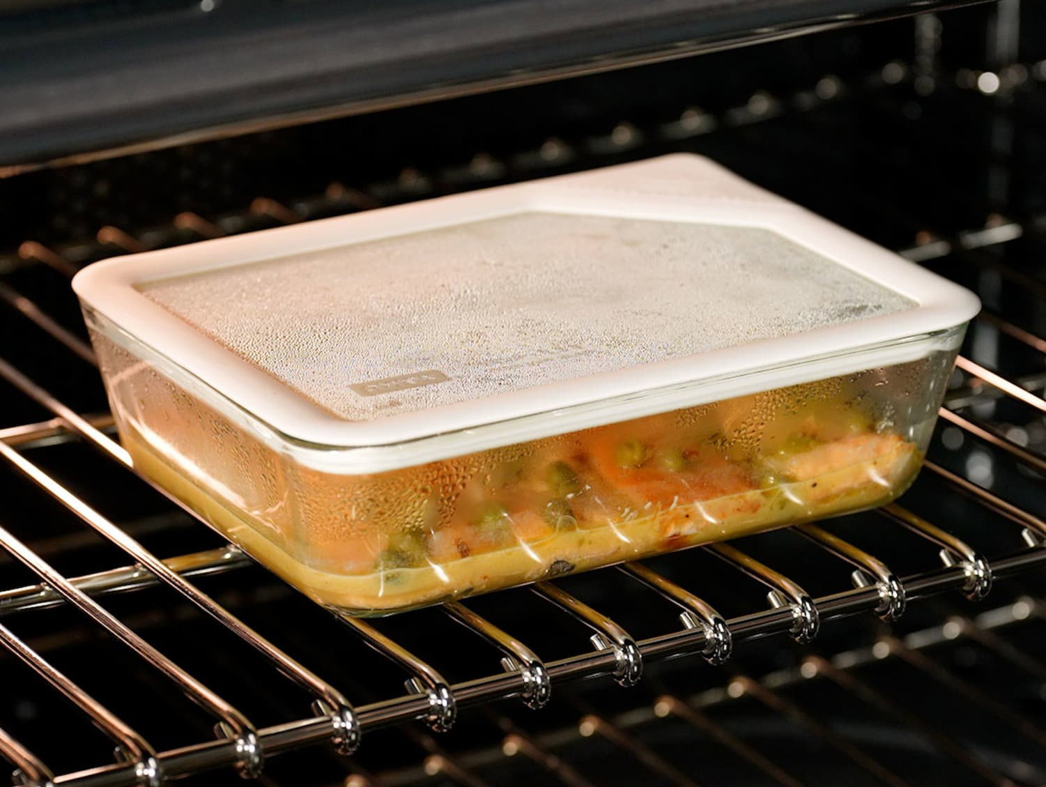 Ultimate set container in the over with closed lid 