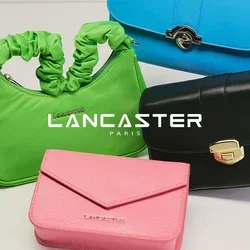 Quatre sacs à main colorés en vert, bleu, noir et rose, de formes différentes avec des fermoirs métalliques, disposés sur une surface neutre.