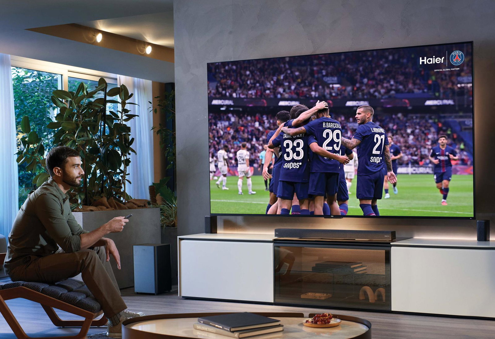 fan regardant un match du psg sur tv haier