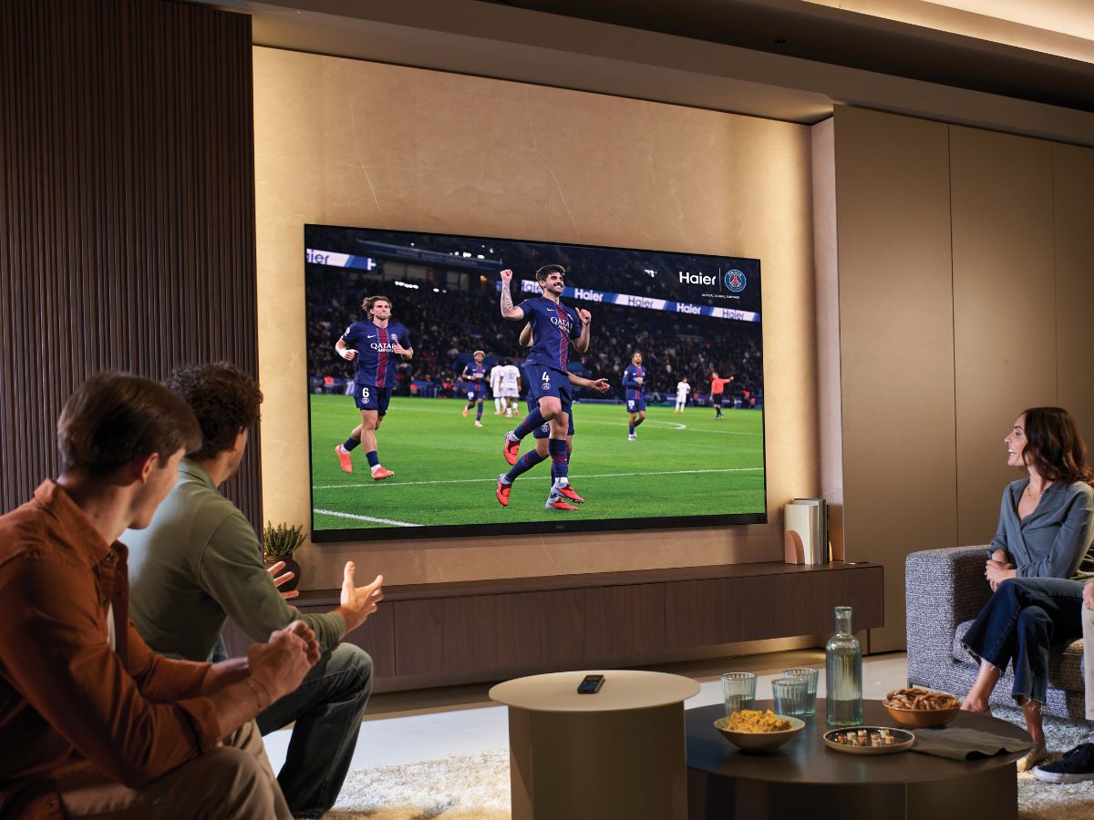 apéro devant un match du psg via une TV Haier
