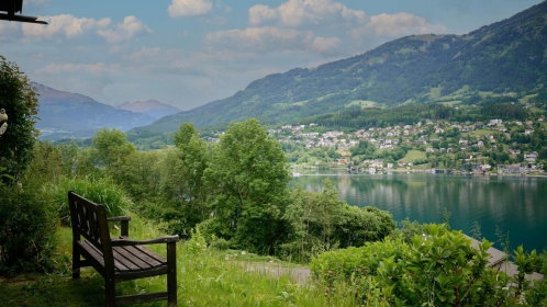 Bank auf grüner Wiese direkt am See