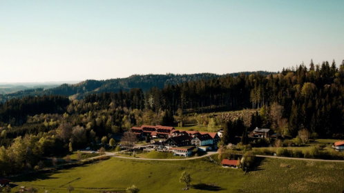 Hotel Außenansicht mitten im Grünen