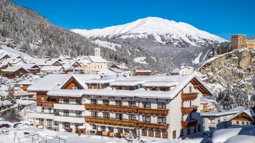 Hotel außenansicht in Winterlandschaft