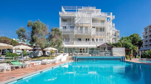 Hotel Außenansicht mit Pool